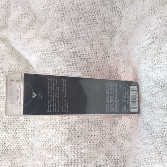 e.l.f. Facial Oil Mist in RESTORING, 60ml/2.02fl oz - Picture 3 of 9